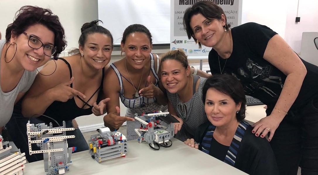 A professora Linnyer, embaixo, à direita, com parte da equipe do Manna