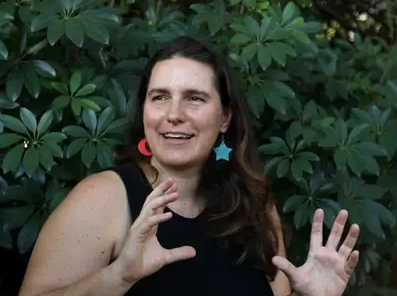 Karín Menéndez-Delmestre, professora de astrofísica da Universidade Federal do Rio de Janeiro. Mãe da Sofia, 8 e Ilana, 5. No Observatório do Valongo, centro da cidade.