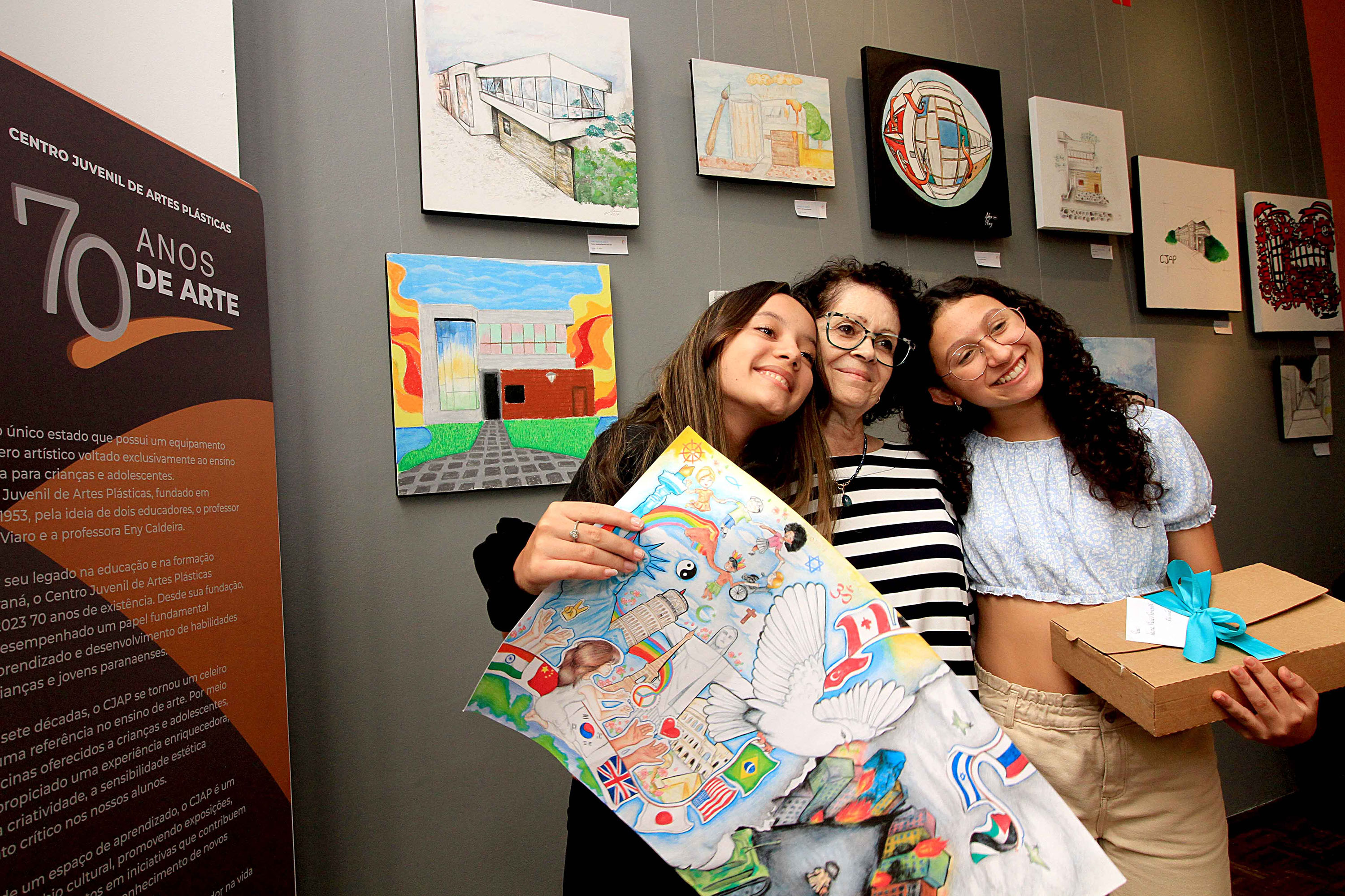 Alunas de desenho do Centro Juvenil de Artes Plásticas recebem prêmio de concurso internacional