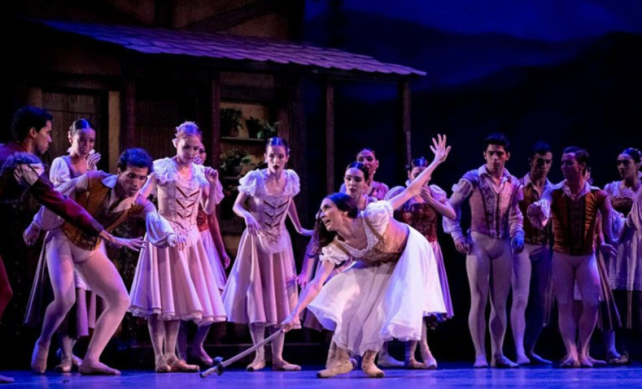 O espetáculo, promovido pela Fundação Cultural de Curitiba, reúne a bailarina Ana Botafogo e um grande elenco de 55 bailarinos.