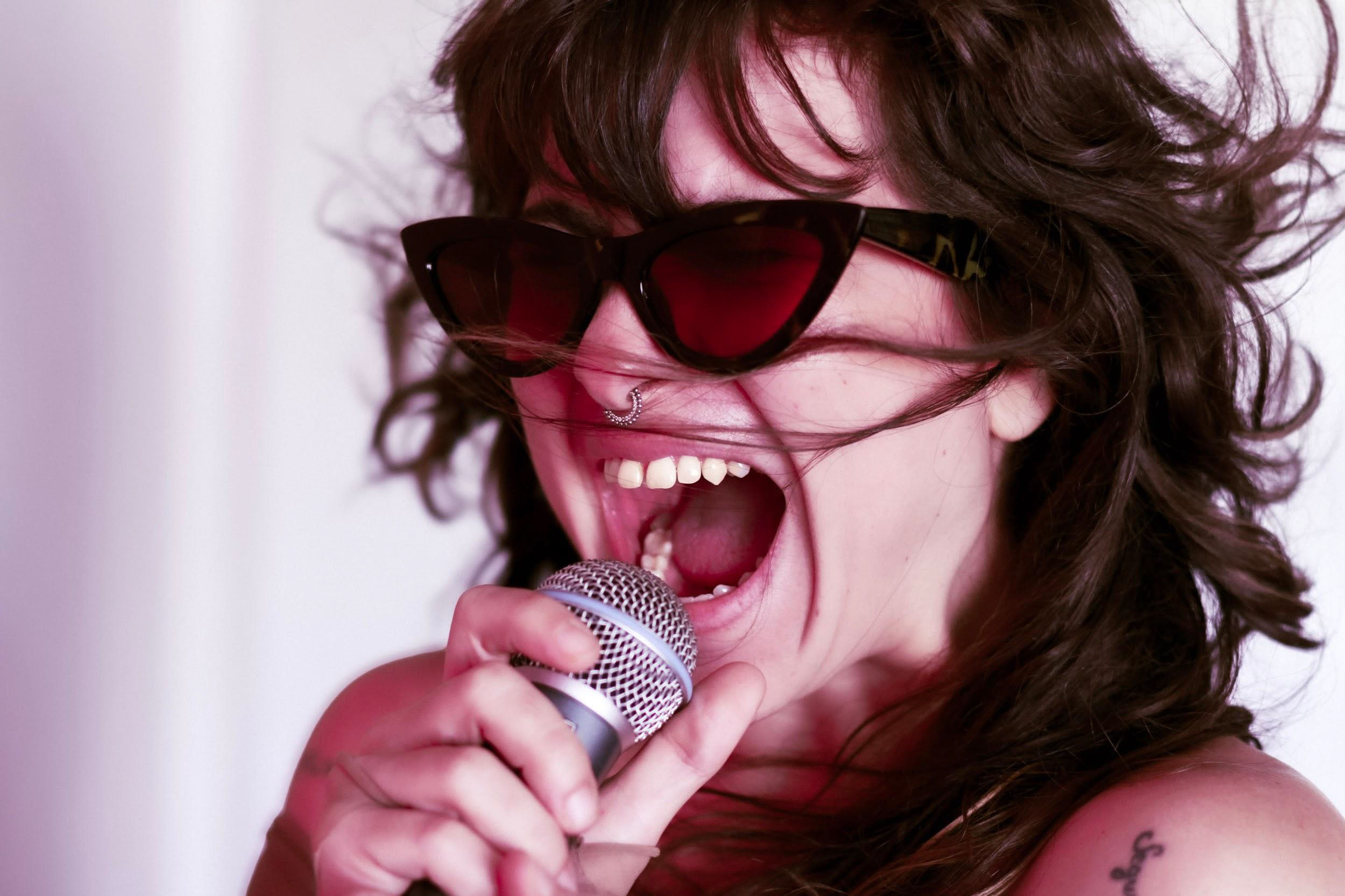 Uyara Torrente lança show cênico com músicas inéditas no Teatro Guaíra