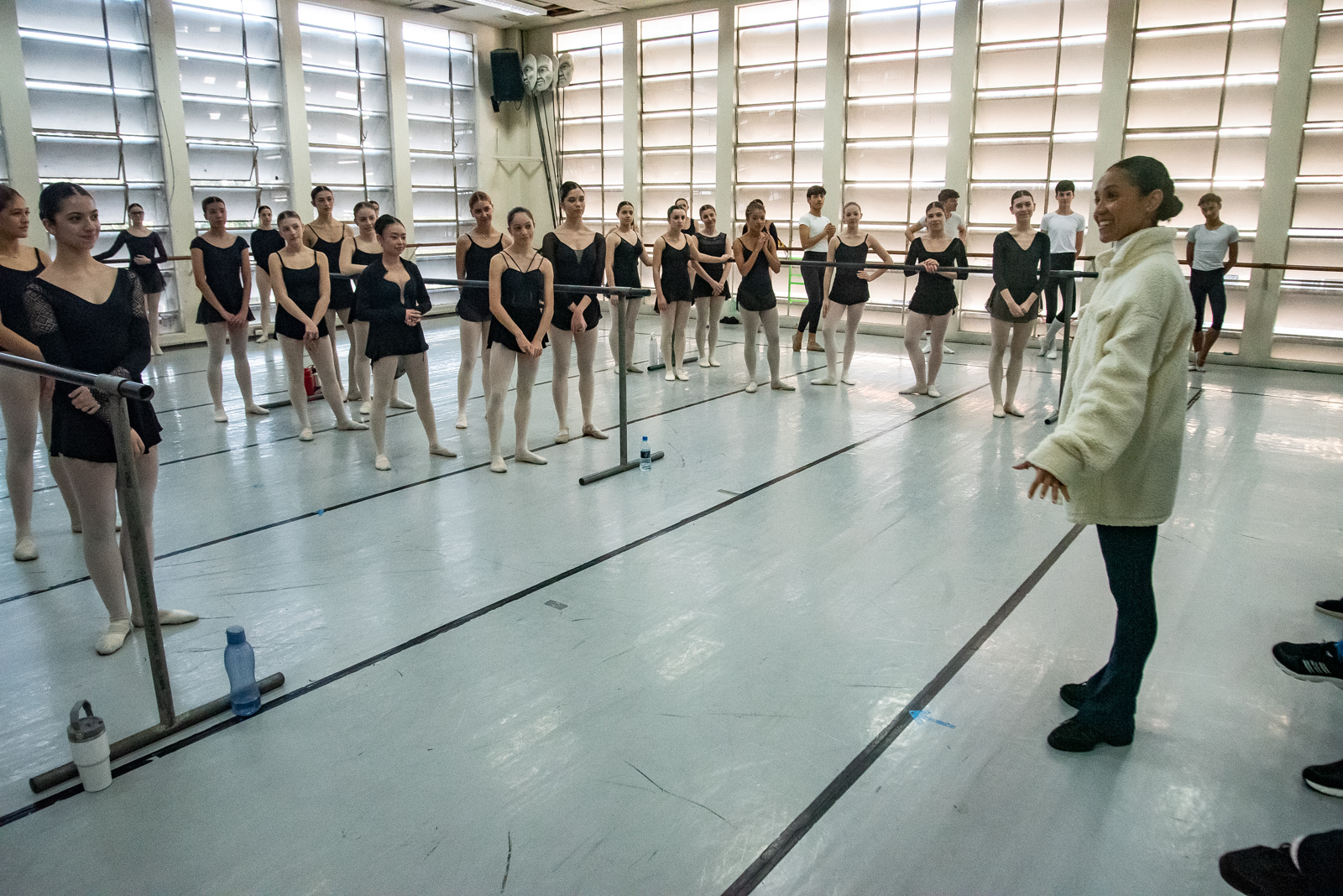 Ex-aluna do Guaíra, primeira bailarina do Philadelphia Ballet retorna para aula especial
