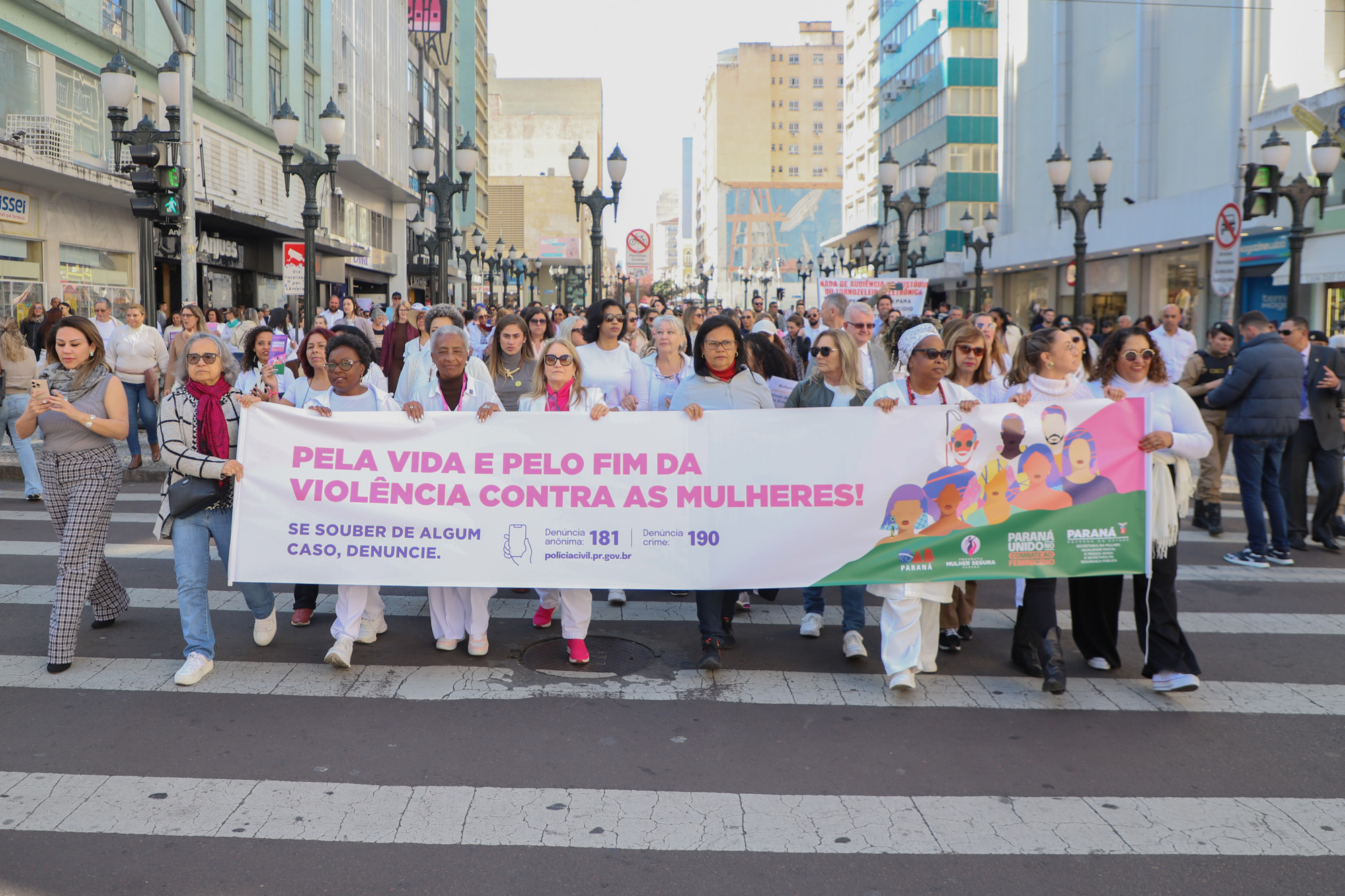 Caminhada contra o feminicídio reúne 2 mil pessoas em Curitiba: ato acontece em 181 cidades