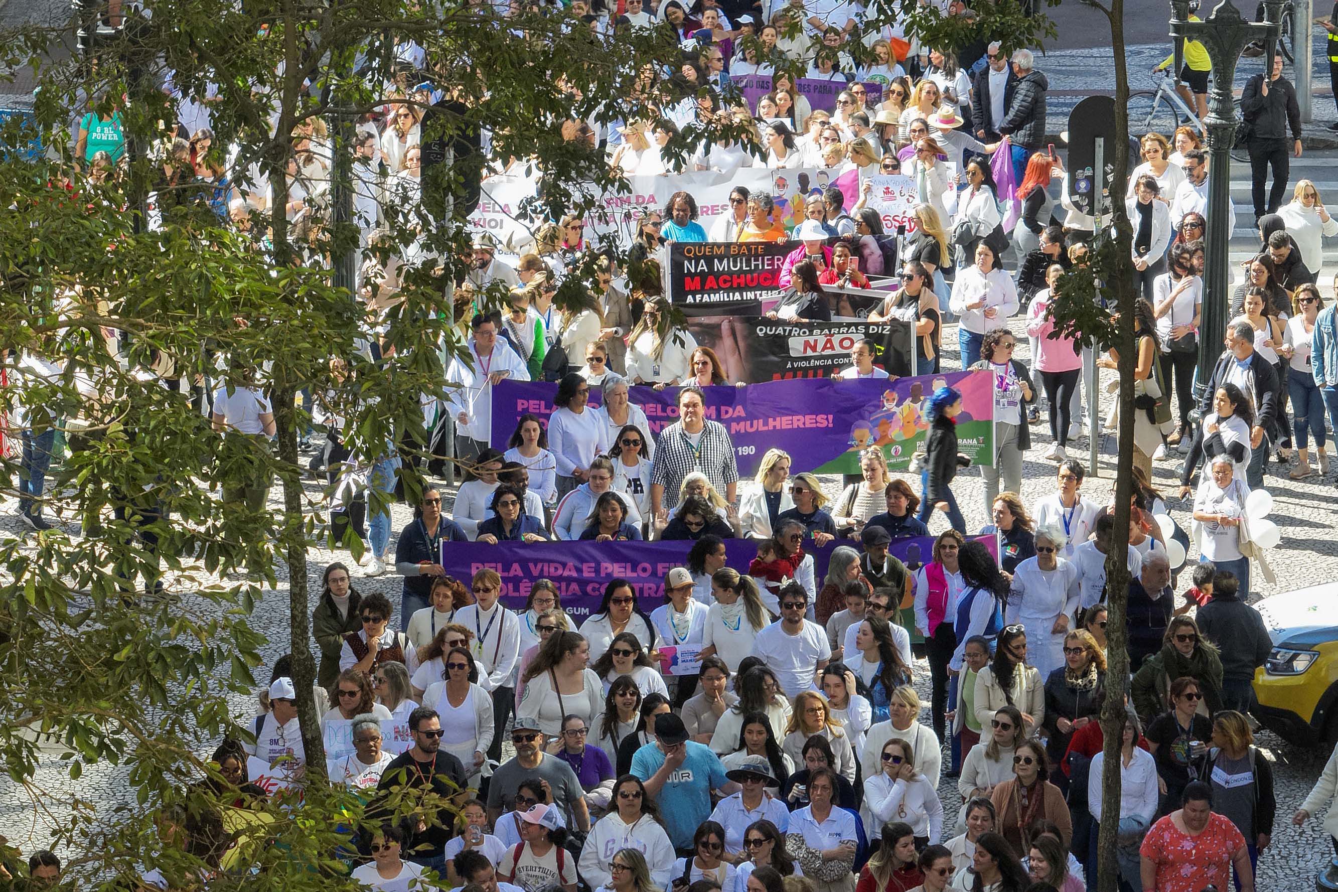 Caminhada contra o feminicídio reúne 2 mil pessoas em Curitiba: ato acontece em 181 cidades