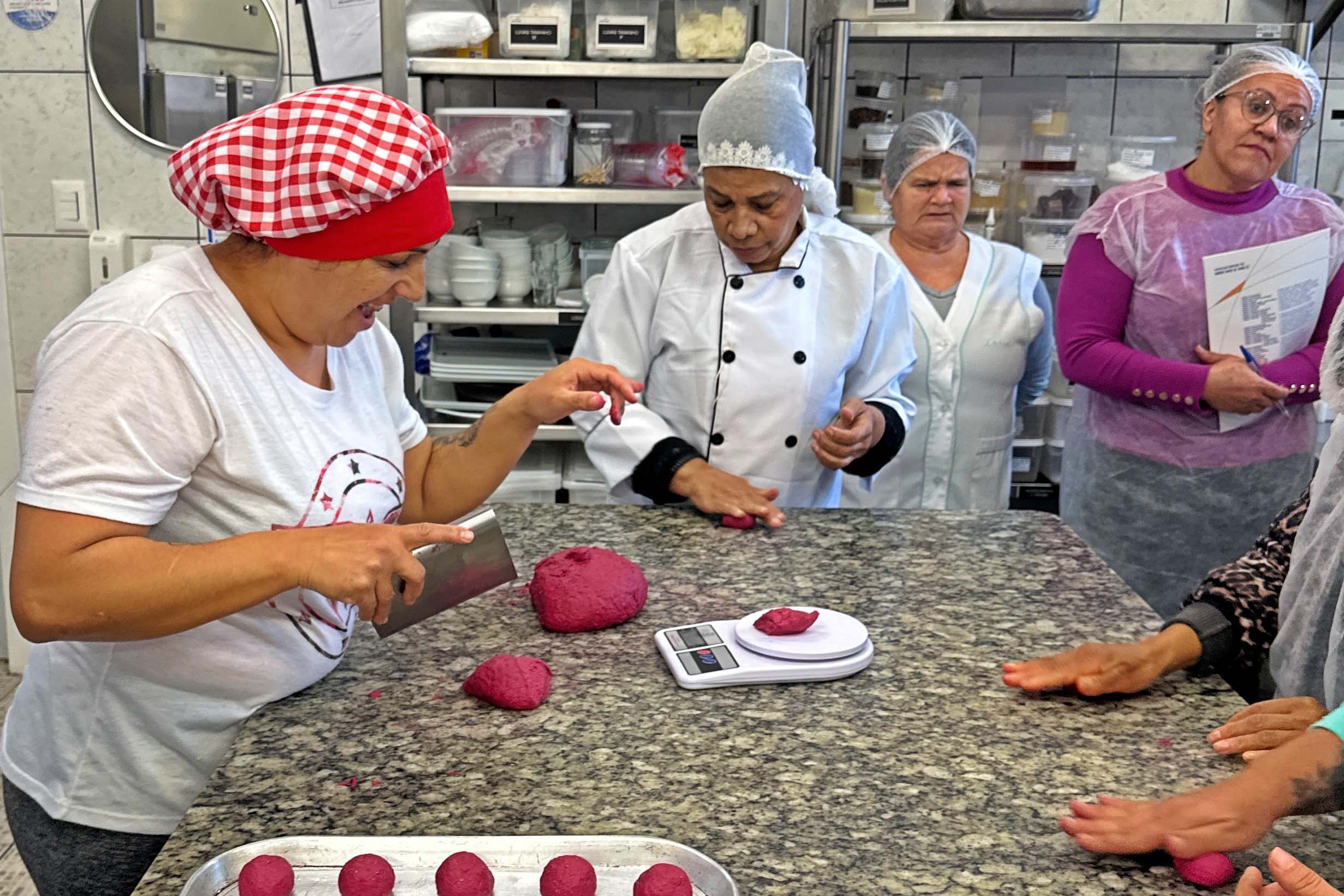 Alimentação saudável: Governo capacita 2 mil merendeiras da rede estadual de ensino