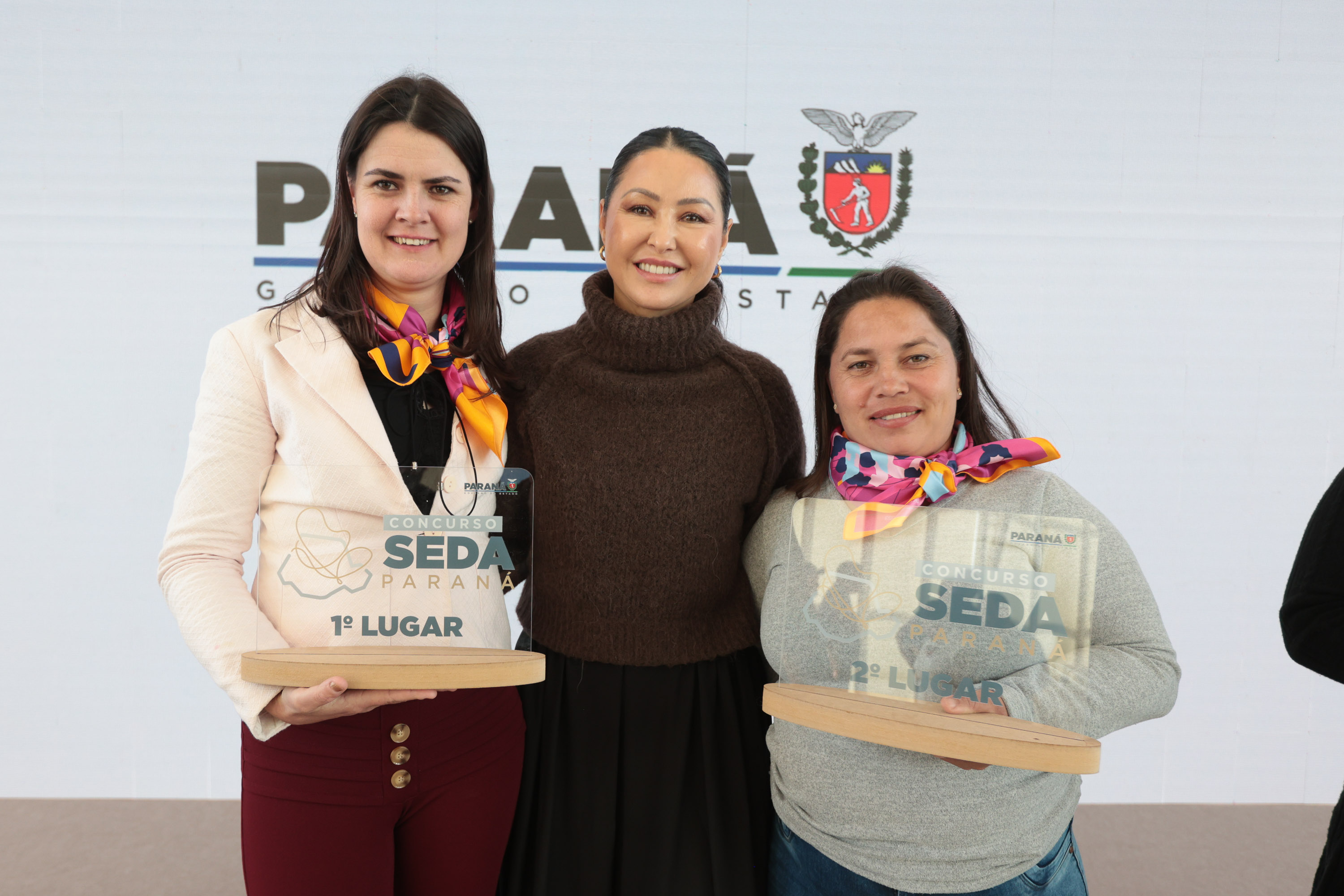 Produtoras de seda do Paraná são premiadas com viagem para a França