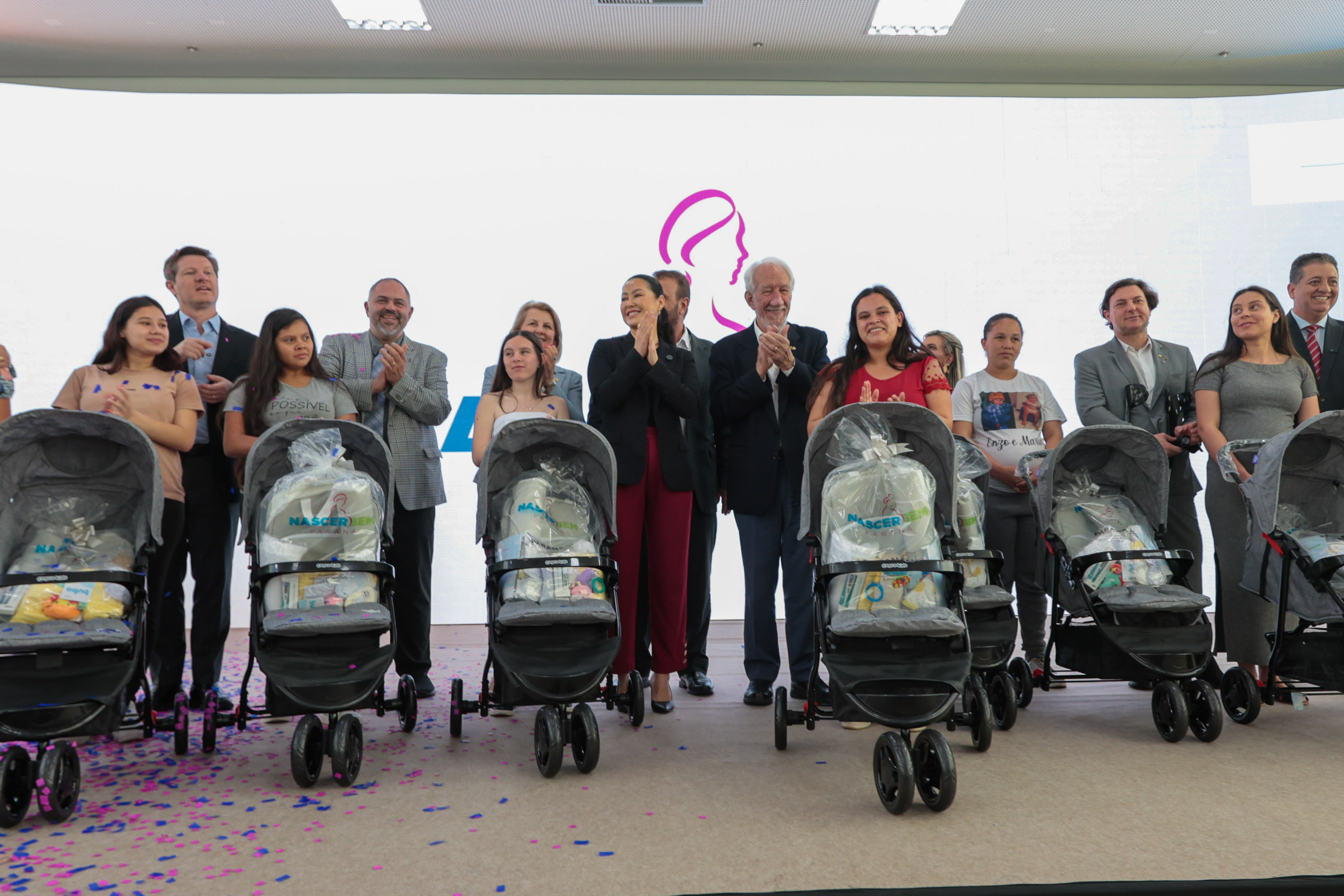 Com carrinhos e acessórios, Estado inicia distribuição inédita de 10 mil kits para mães e bebês