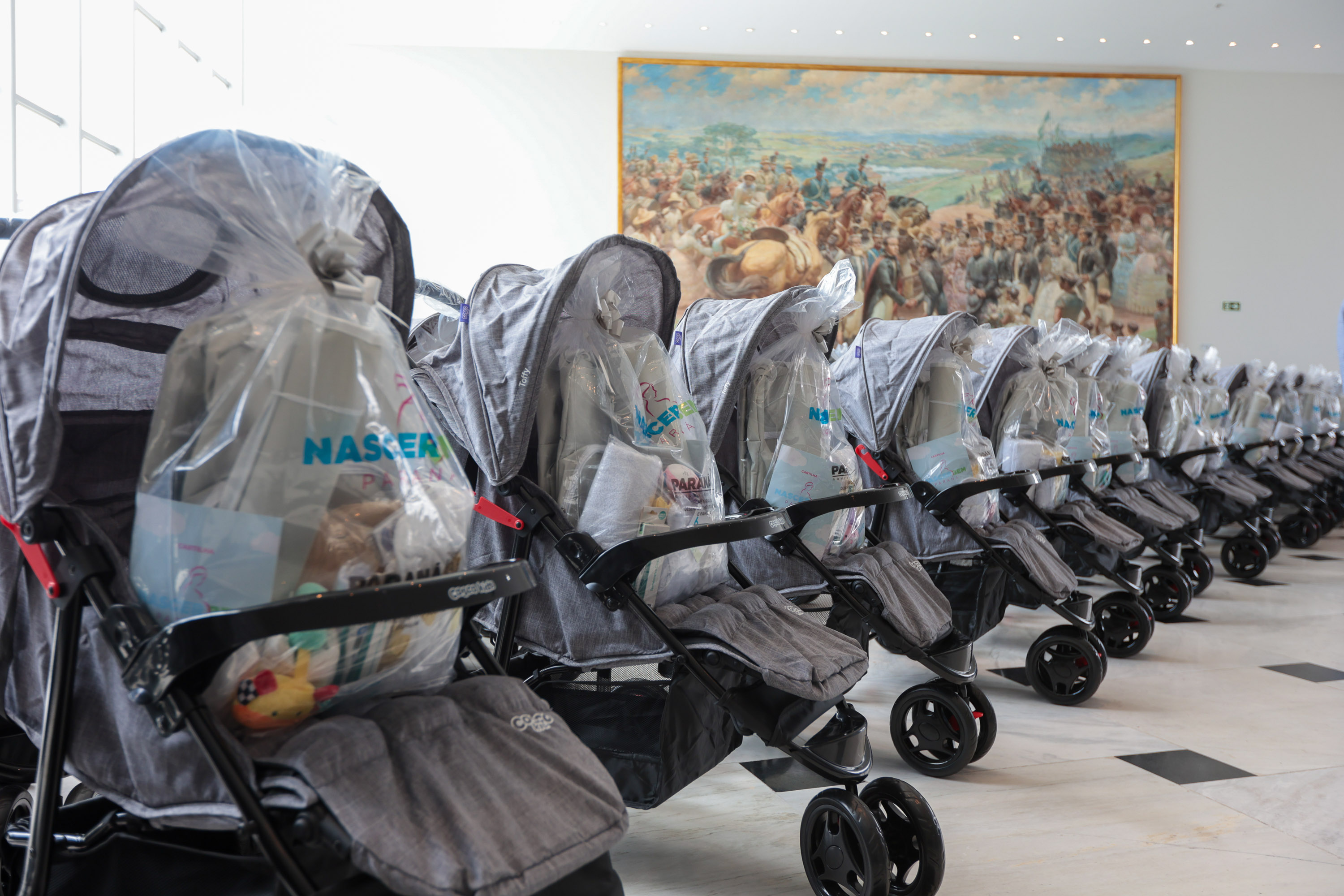 Programa inédito do Paraná distribuirá 10 mil kits com carrinhos para mães e bebês