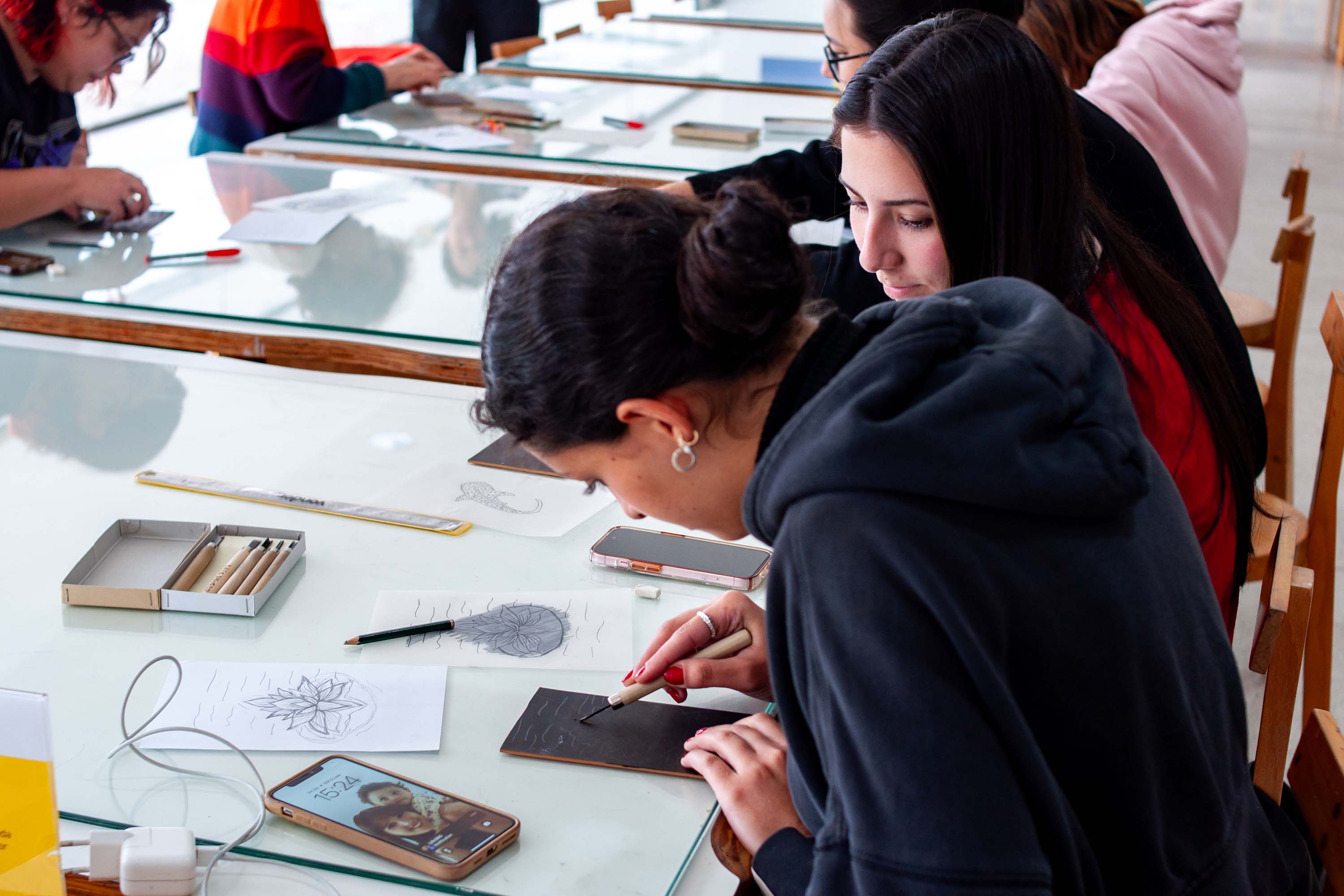 MON realiza oficina de desenho inspirada na mostra da artista Teca Sandrini