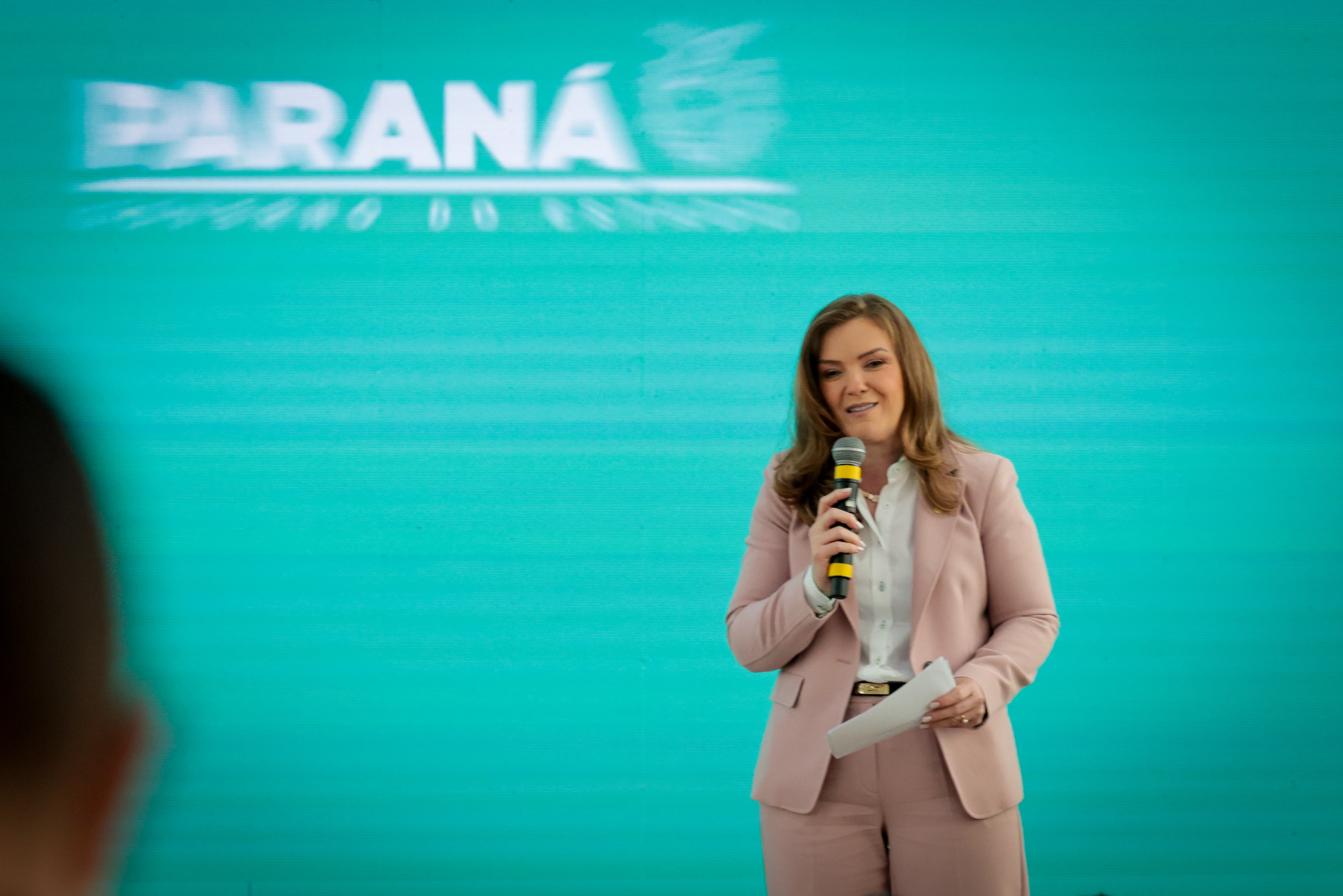 Paraná entrega 40 ônibus e 82 carros para reforçar cuidado às mulheres e pessoas idosas