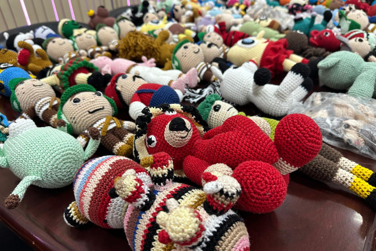 Mulher Segura: bonecos de crochê feitos por custodiados serão distribuídos nos parques