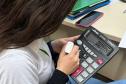Alunas da rede estadual vão apresentar na Índia calculadora para deficientes visuais
