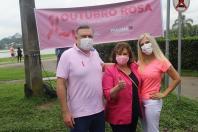 Acompanhado de sua esposa, Carina Zanier, presidente do Instituto Dr. Ney Leprevost, o secretário estadual Ney Leprevost, de Justiça, Família e Trabalho, esteve presente no evento e reforçou o posicionamento da Secretaria em promover ações de prevenção ao câncer de mama. 