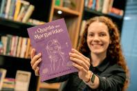 A parnanguara Vitória Mariano, estudante de Direito e estagiária da Procuradoria de Contencioso da Diretoria Jurídica da Portos do Paraná, acaba de lançar seu primeiro livro, “A Queda das Margaridas – Volume 1”, publicado pela Editora Viseu, de Maringá