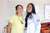 Ádana Garigsãnh Bernardo, do segundo ano de Medicina da Universidade Estadual do Oeste do Paraná (Unioeste) -  Com a mãe, durante Semana Cultural Indígena