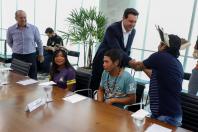 A aluna Larissa Takua Poty Ju Lopes, de 15 anos, será a primeira aluna indígena a participar do Ganhando o Mundo, programa de intercâmbio do Governo do Estado. A estudante da terra indígena Tekoha Añatete, de Diamante do Oeste, no Oeste do Estado, foi um dos alunos selecionados para passar um semestre letivo de 2025 em um país estrangeiro. Ela foi recebida nesta segunda-feira (10) pelo governador Carlos Massa Ratinho Junior no Palácio Iguaçu. 
