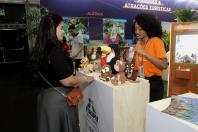 Mulher apresenta os bichinhos de pano 
