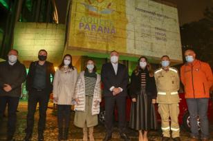 A imagem é da cerimônia de lançamento da campanha Aquece Paraná 2021. A iniciativa da Superintendência Geral de Ação Solidária (SGAS) busca arrecadar roupas, calçados, cobertores, roupas de cama e outros itens em bom estado de uso para destinar a pessoas em situação de vulnerabilidade social de todas as regiões do Estado. A cerimônia de abertura ocorreu por meio de um drive-thru na área externa do Teatro Guaíra.