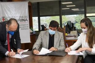 Acordo de Cooperação assinado nesta quinta-feira (22) entre representantes da Prefeitura de Londrina, Universidade Tecnológica Federal do Paraná (UTFPR) com a UEL 