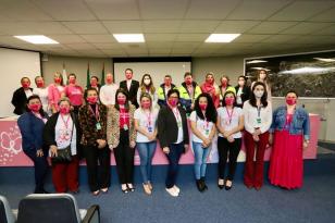 Nesta terça-feira (5), a presidente do Conselho de Ação Solidária do Paraná, a primeira-dama Luciana Saito Massa, visitou a sede administrativa da Portos do Paraná para conhecer as ações que a empresa pública preparou para o Outubro Rosa. No evento de promoção à saúde feminina e ao autocuidado, ela foi recepcionada pela diretoria e por portuárias de todas as idades, representando as diversas áreas da administração dos portos paranaenses. 