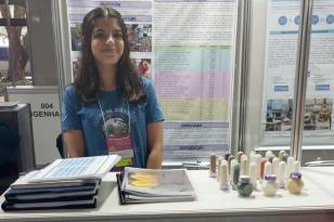 Alunos da rede estadual recebem prêmios em Feira de Ciência e Engenharias. Na foto, Gabrieli Monique Campos (17), autora do projeto "Avaliação do efeito do biofilme comestível à base de plânctons e/ou diferentes amidos na conservação de vegetais in natura”