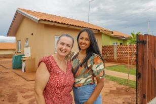Rosinara Ciavolela, assistente social do Cras de Flórida, ao lado de Grazielly Fernandes Rodrigues.