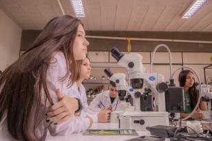 Mulheres são maioria nas universidades estaduais do Paraná -