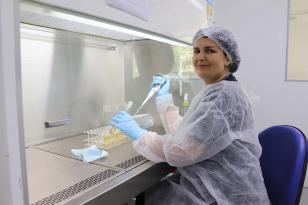 A bióloga Maristela Azevedo Linhares, que trabalha no laboratório de microbiologia do Tecpar, cursa o pós-doutorado na Universidade Tecnológica Federal do Paraná (UTFPR).