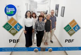 Pesquisadoras da UEM vão coordenar estudo nacional para prevenção do câncer do colo do útero. As professoras Márcia Consolaro e Vânia Sela da Silva com os bolsistas do projeto, Gabriela Prado, Cristiane Suemi Shinobu Mesquita, Maria Vitória de Souza e Edilson Damke