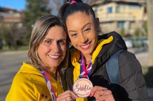 Em competição na Bulgária, a paranaense Bárbara Domingues traz bronze inédito para o Brasil. Na foto, Bárbara Domingos e a técnica Márcia Cristiane Moura Naves.