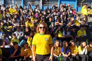 Alunos rede estadual, em Curitiba, enviam cartas de apoio para jogadoras da Seleção Brasileira de Futebol - Na foto, a professora Edna Regina da Silva e os alunos