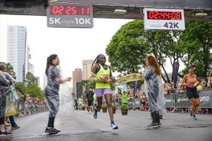 O brasileiro Ederson Vilela e a queniana Faridah Jepchirchir foram os grandes campeões da Maratona de Curitiba 2023, realizada neste domingo (19/11). 