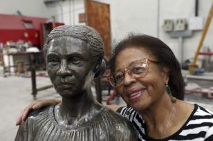 Escultura de Enedina Alves, a primeira mulher a se formar em Engenharia Civil na região Sul do país e a pioneira engenheira negra do Brasil. 