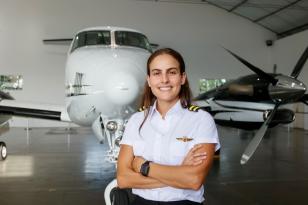 Na foto, a tenente Jenifer Formanquevski, copiloto aeronave Grand Caravan C208B e também a primeira mulher da Polícia Militar do Paraná a ter licenças para pilotar aviões e a segunda para pilotar helicópteros.