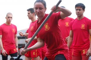 Melania Cristine Giraldi, de 37 anos, no "ar", uma de suas especialidades.