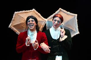 Teatro Guaíra - Miniauditório - "As Mulheres da Rua 23" – De 12 a 28 de abril. A peça tem influência do Teatro do Absurdo e conta com humor a história de duas amigas que se encontram todos os dias para contar casos e acontecimentos de suas vidas.