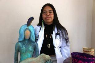 Ádana Garigsãnh Bernardo, do segundo ano de Medicina da Universidade Estadual do Oeste do Paraná (Unioeste) - Ádana ao lado da escultura de Rudemar Schimidt