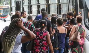 Taxa de desemprego entre mulheres foi 45,3% maior que entre homens