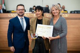 Manu Buffara recebe prêmio de empreendedorismo. 