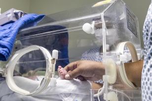 Mães de bebês prematuros recebem apoio em saúde mental no Paraná