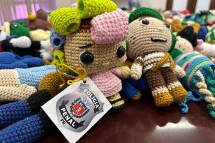 Mulher Segura: bonecos de crochê feitos por custodiados serão distribuídos nos parques