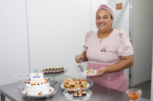 Solange da Silva Aveiro transformou a paixão pela cozinha em fonte de renda com apoio da Escola de Gastronomia Social Dom Bosco