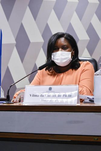 Vilma da Conceição Pinto, assessora de apenas 31 anos da Secretaria de Estado da Fazenda, foi eleita nesta quarta-feira (7) pelo plenário do Senado Federal para exercer o cargo de diretora da Instituição Fiscal Independente (IFI), vinculada à Casa Legislativa, e se torna a primeira mulher negra a ocupar tal função. Ela deve deixar o cargo nos próximos dias e, como diretora, pretende contribuir com a discussão nacional da retomada da economia. - Curitiba, 08/07/2021