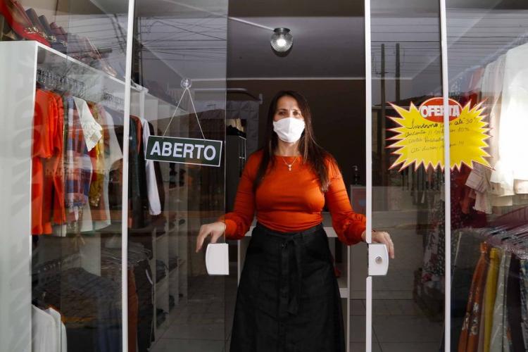 Josiane Duarte, proprietária de uma loja de roupas para o público evangélico, em Piraquara.