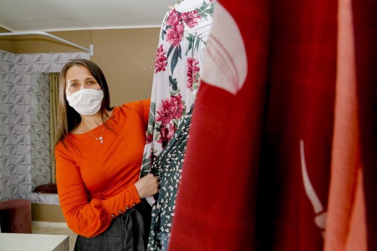 Josiane Duarte, proprietária de uma loja de roupas para o público evangélico, em Piraquara.