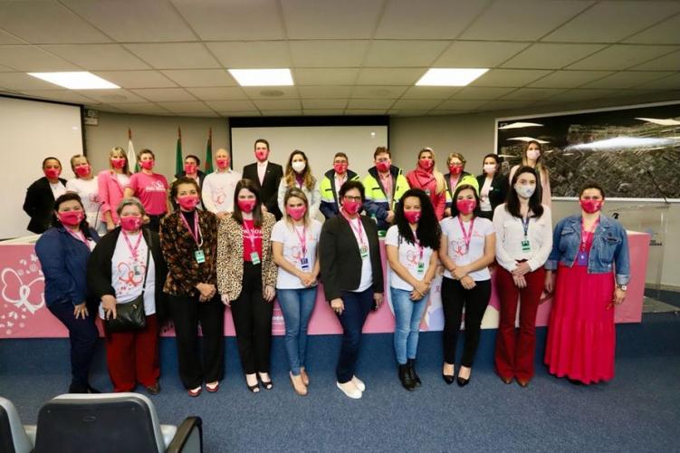 Nesta terça-feira (5), a presidente do Conselho de Ação Solidária do Paraná, a primeira-dama Luciana Saito Massa, visitou a sede administrativa da Portos do Paraná para conhecer as ações que a empresa pública preparou para o Outubro Rosa. No evento de promoção à saúde feminina e ao autocuidado, ela foi recepcionada pela diretoria e por portuárias de todas as idades, representando as diversas áreas da administração dos portos paranaenses.