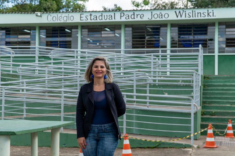 Diretora promove melhorias na aprendizagem por meio da “pedagogia do aconchego”. Na foto, a professora Luci Mara Pereira .