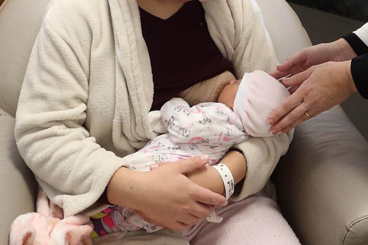 Lactante com leite empedrado