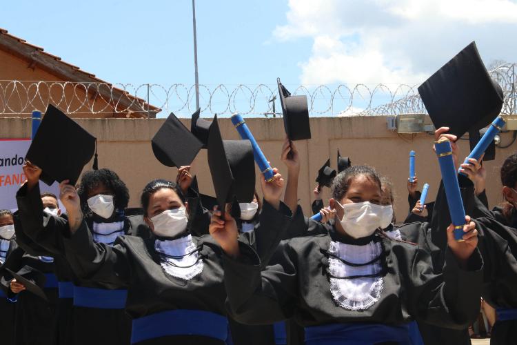 Deppen forma 60 mulheres em cursos de capacitação e inaugura centro médico para os servidores