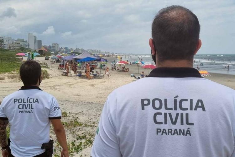 Polícia Civil alerta mulheres sobre importância de denunciar agressores durante a temporada no Litoral.